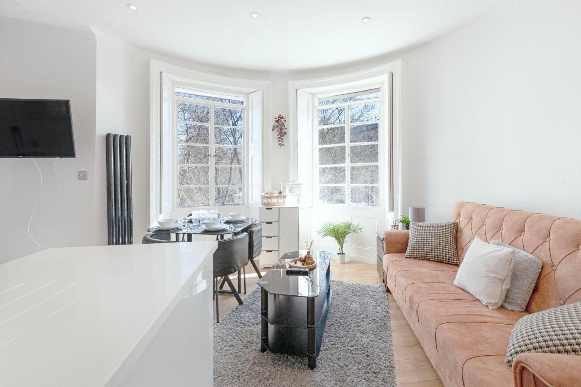 Luxury 2 Bedroom Flat In Royal Crescent Londra