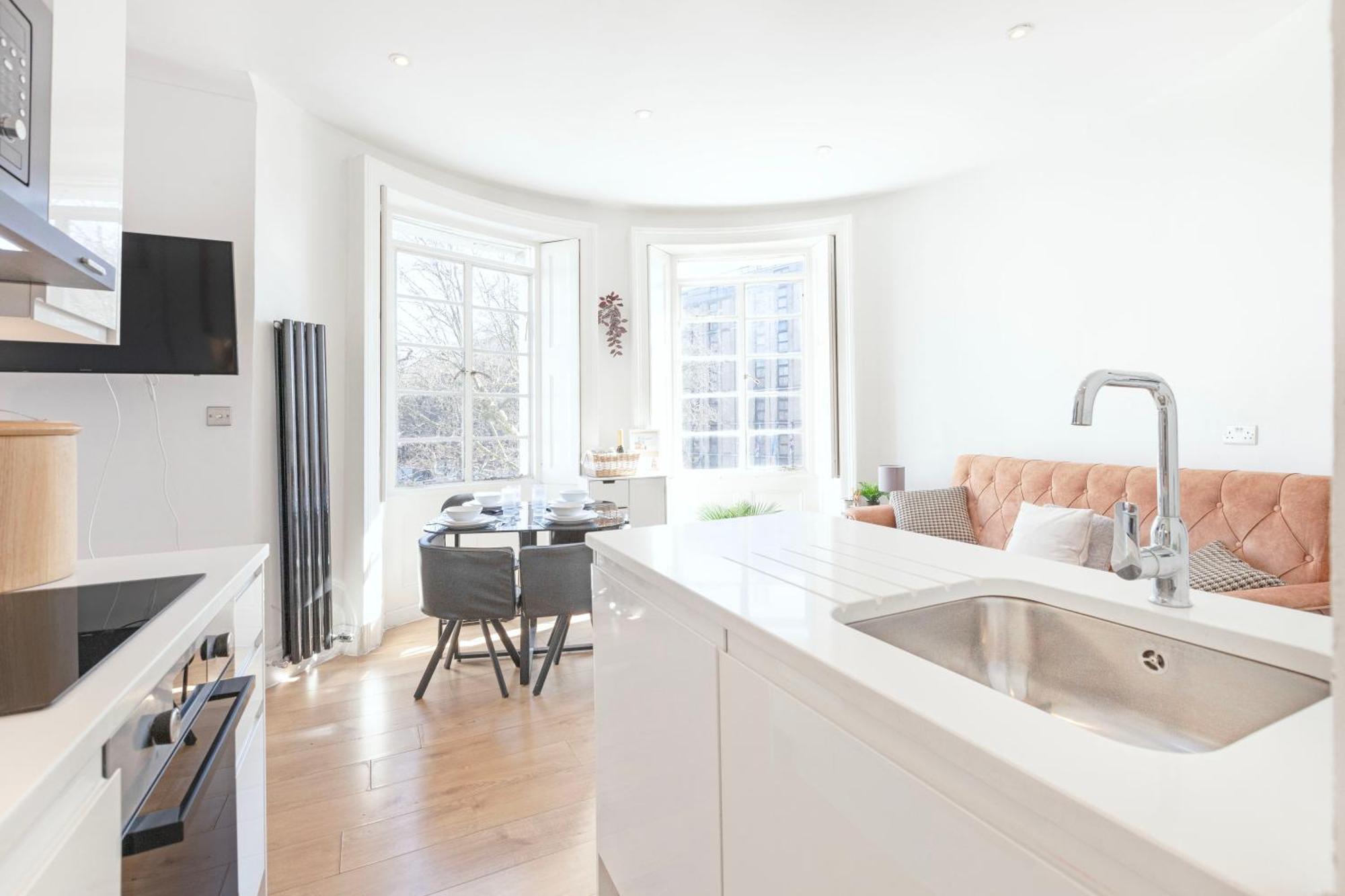 Luxury 2 Bedroom Flat In Royal Crescent * Londra